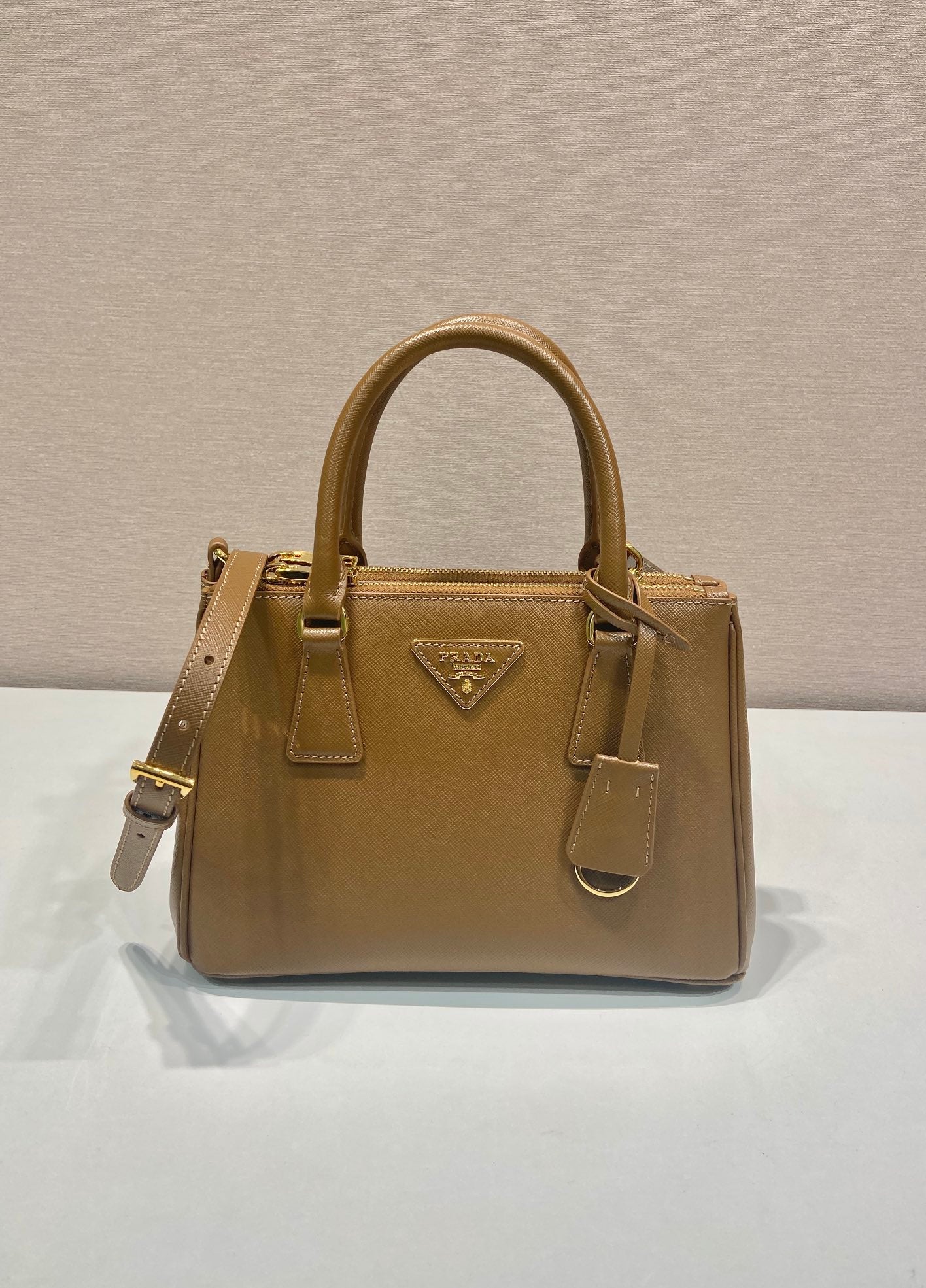 Bolso Galleria Saffiano Marrón 25 cm