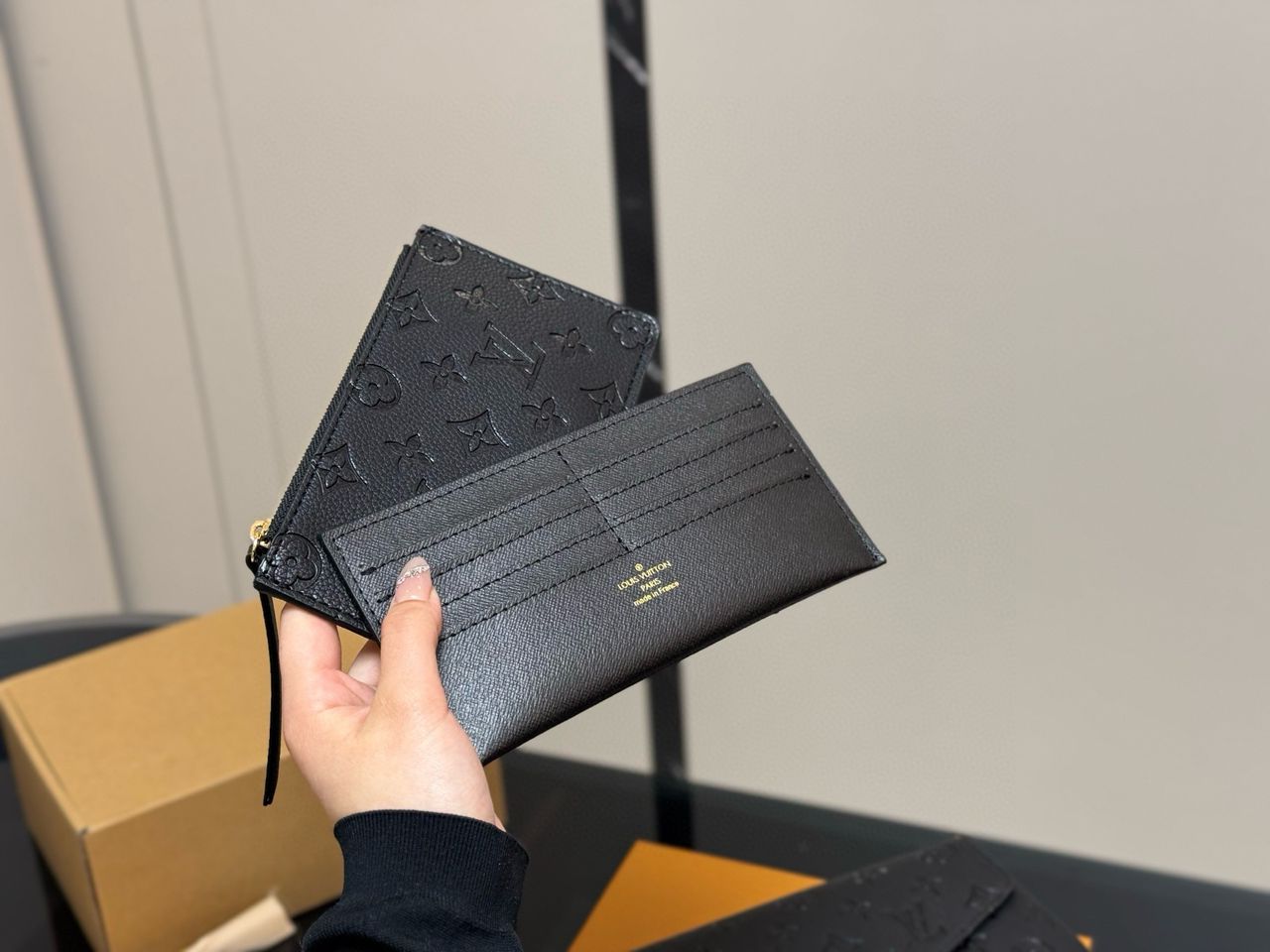 Cartera de mano con cadena Félicie Negro