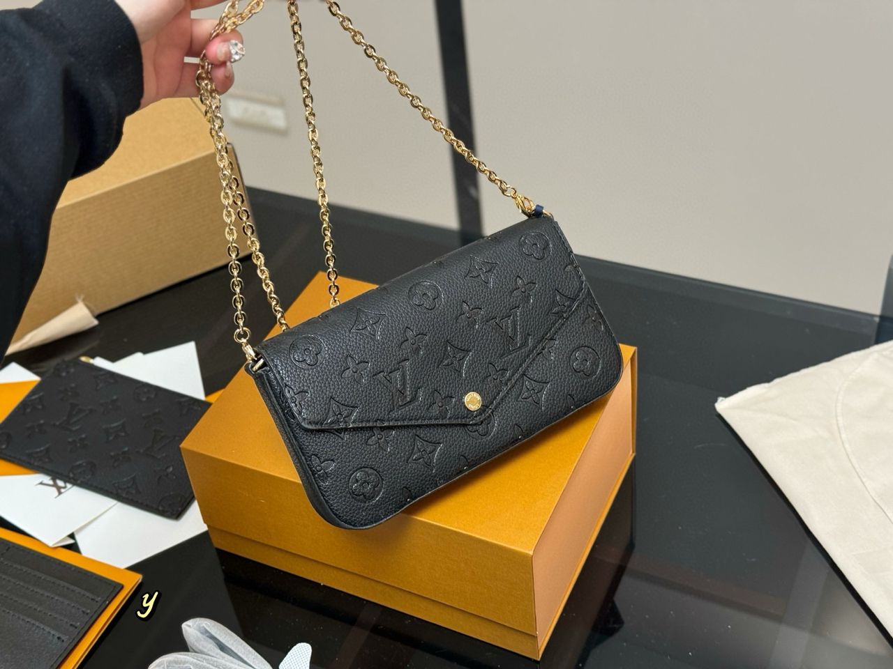 Cartera de mano con cadena Félicie Negro