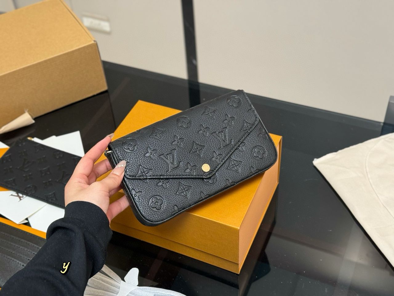 Cartera de mano con cadena Félicie Negro