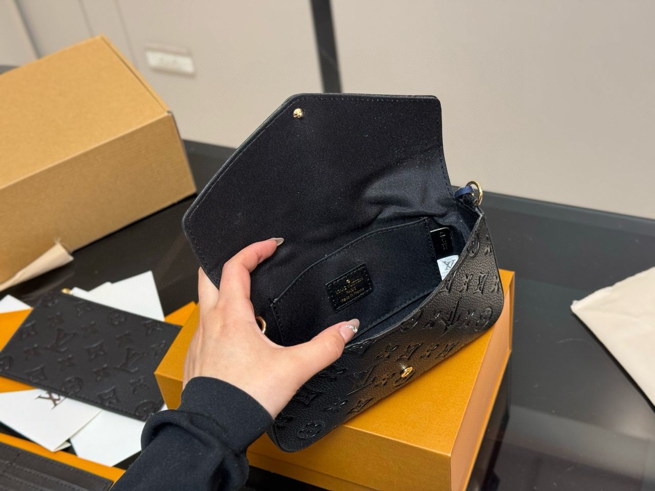 Cartera de mano con cadena Félicie Negro