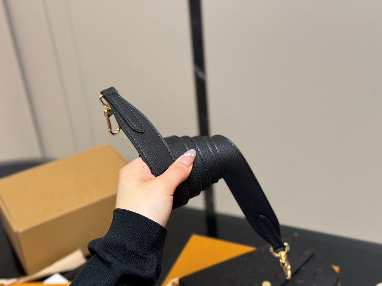 Cartera de mano con cadena Félicie Negro