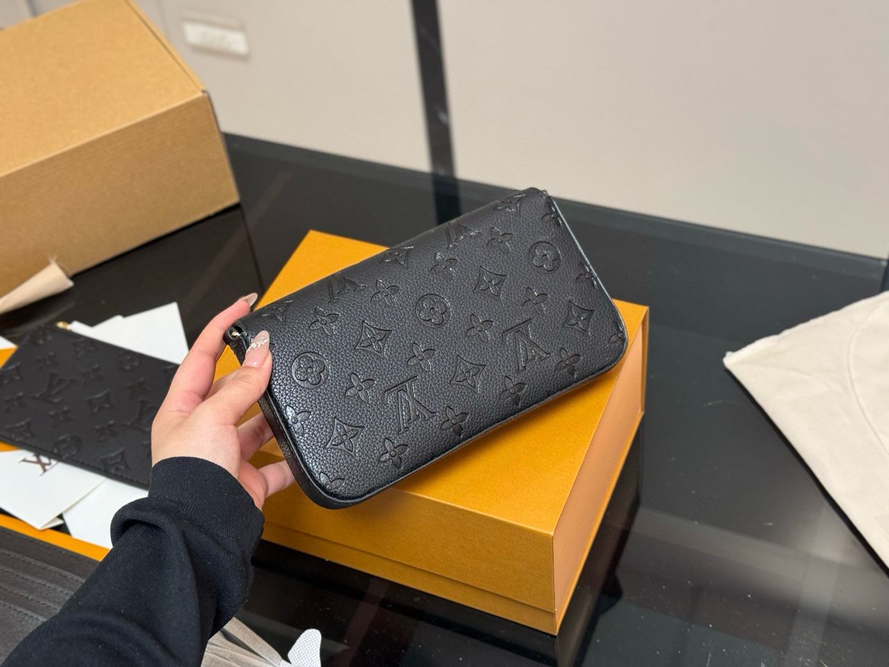 Cartera de mano con cadena Félicie Negro