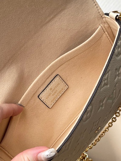 Cartera de mano con cadena Félicie Crema