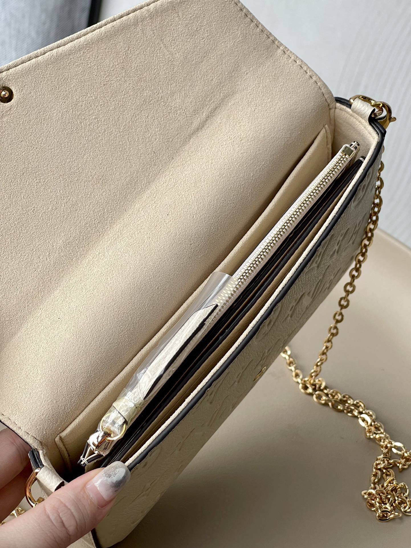 Cartera de mano con cadena Félicie Crema