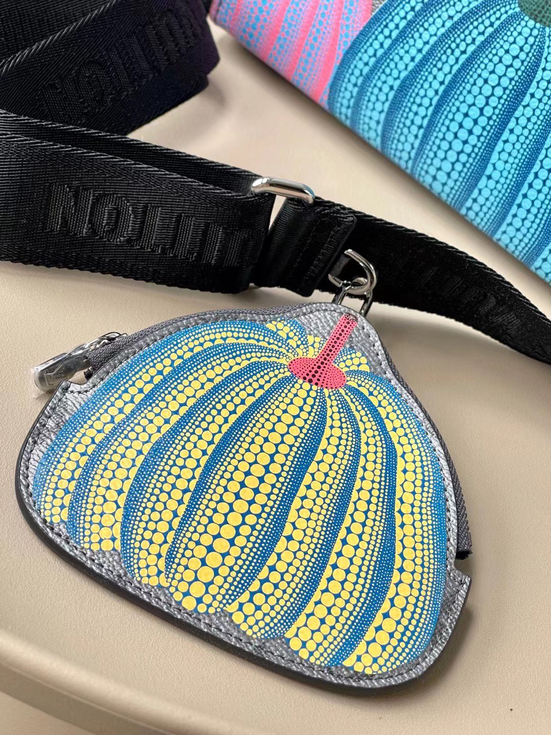 LV x YK Cartera Gaston con bandolera
