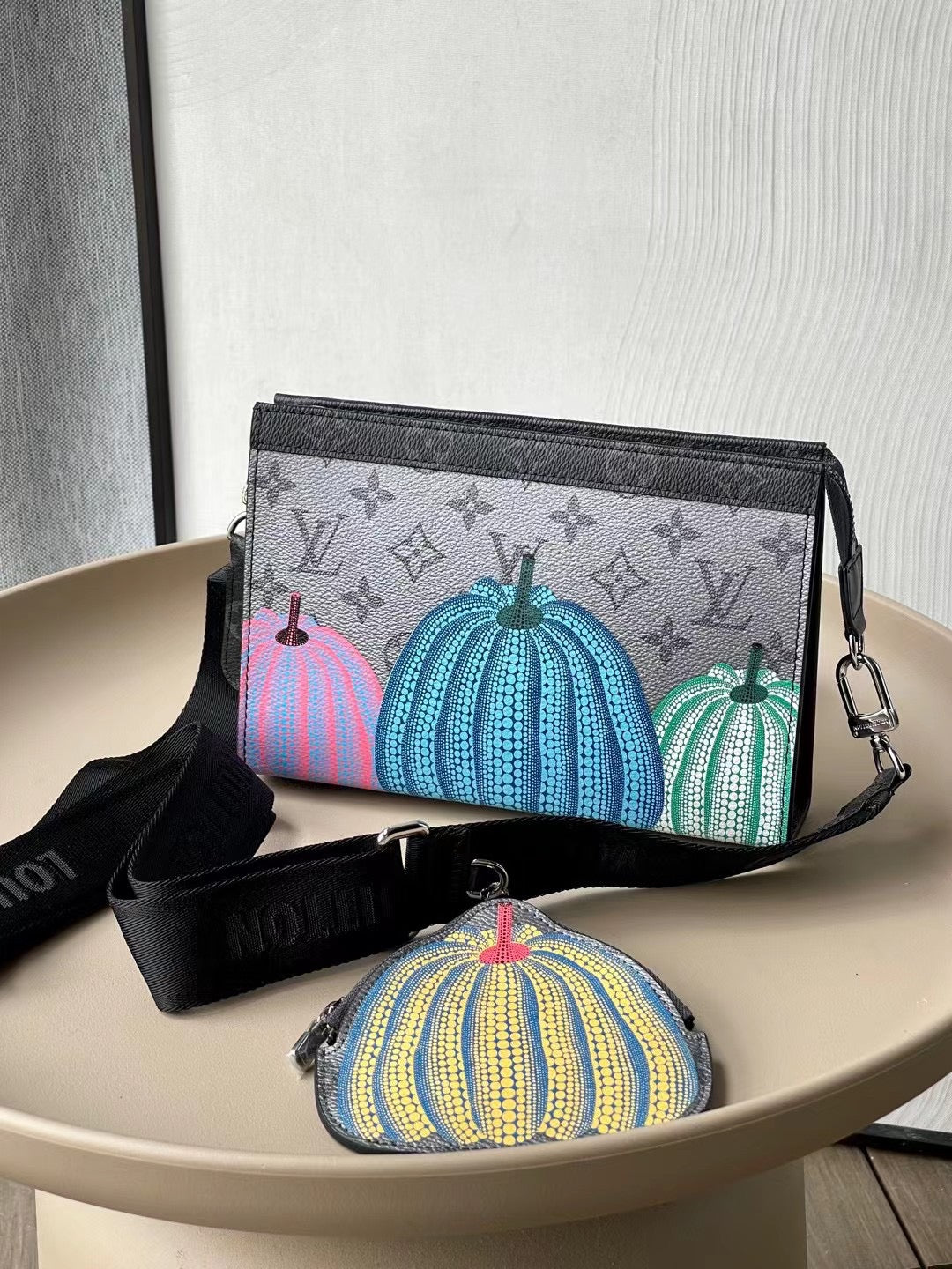 LV x YK Cartera Gaston con bandolera