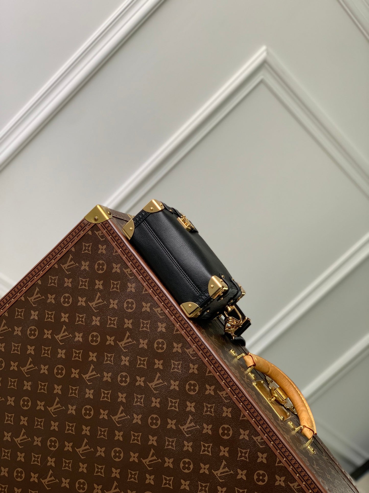 Bolso Side Trunk PM Negro/Dorado