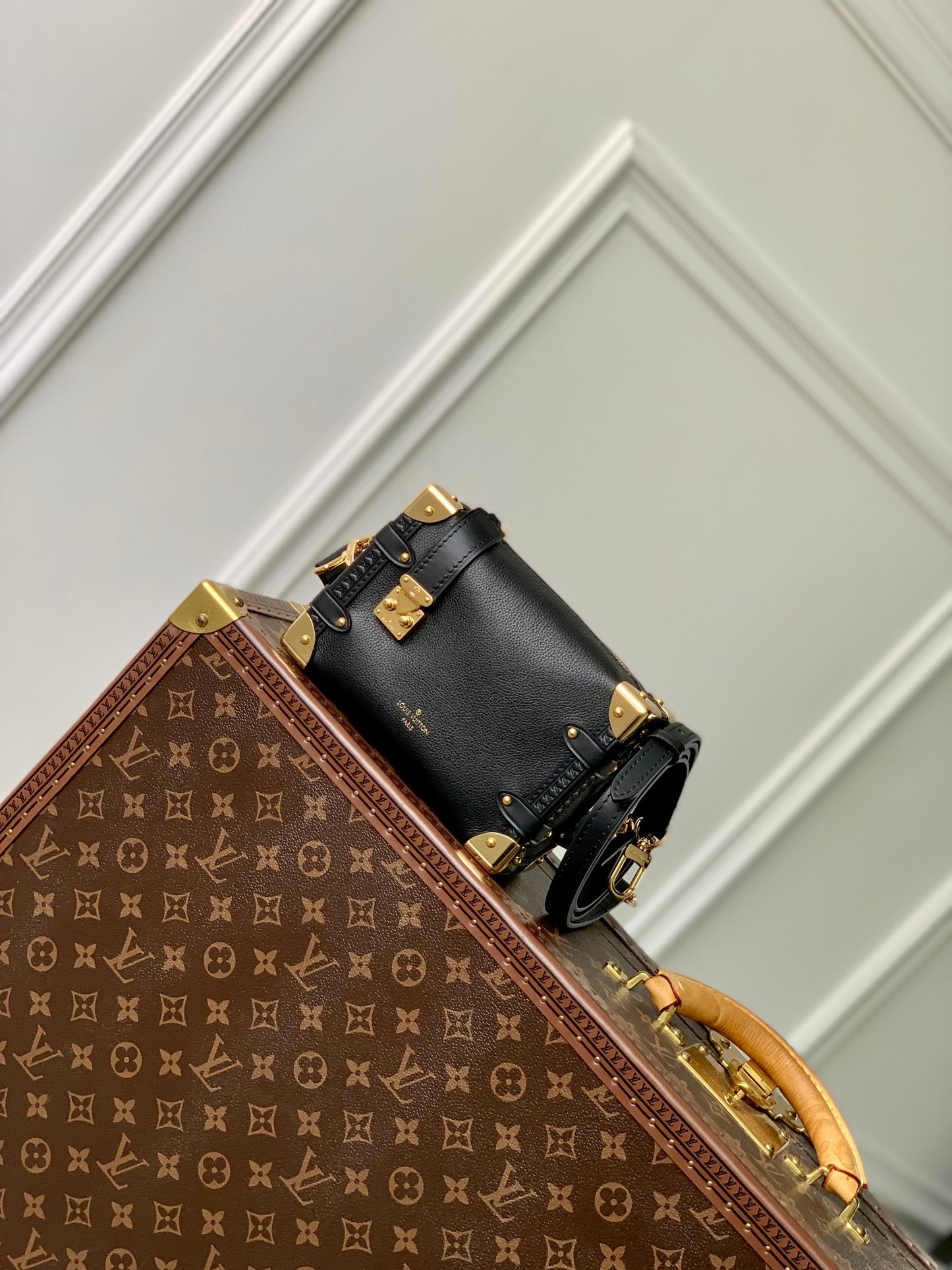 Bolso Side Trunk PM Negro/Dorado