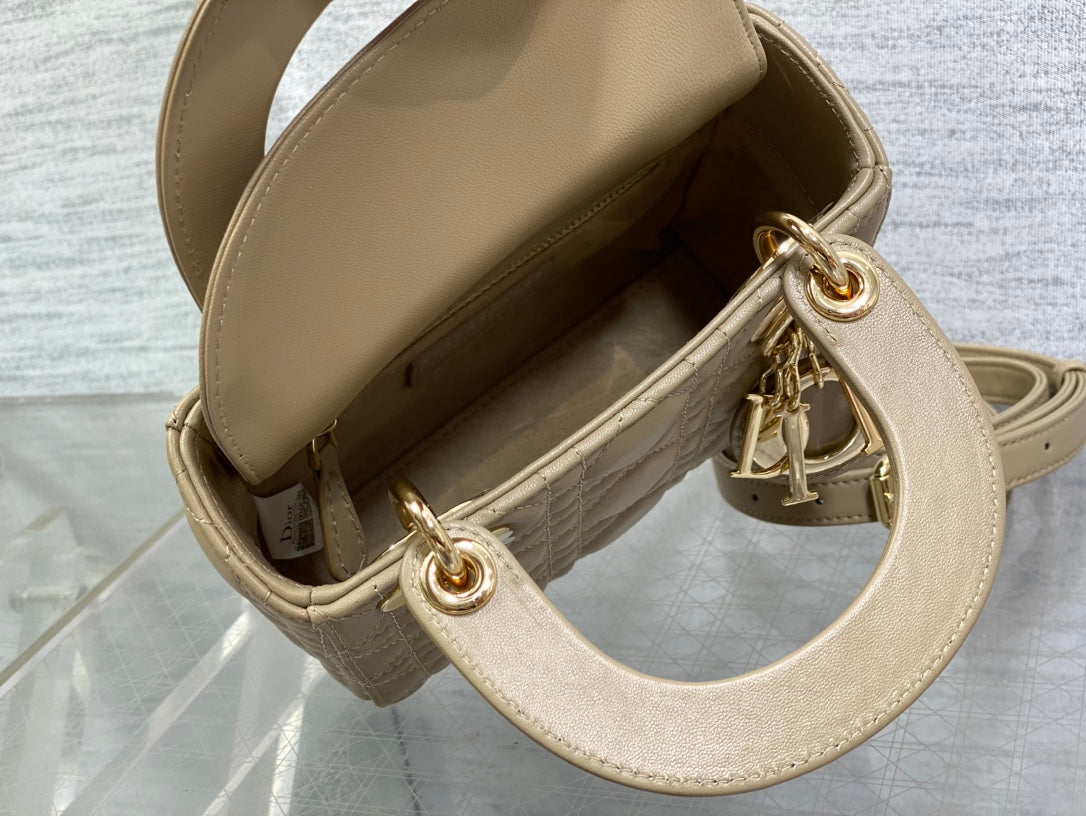 Minibolso Lady Dior beige 17 cm