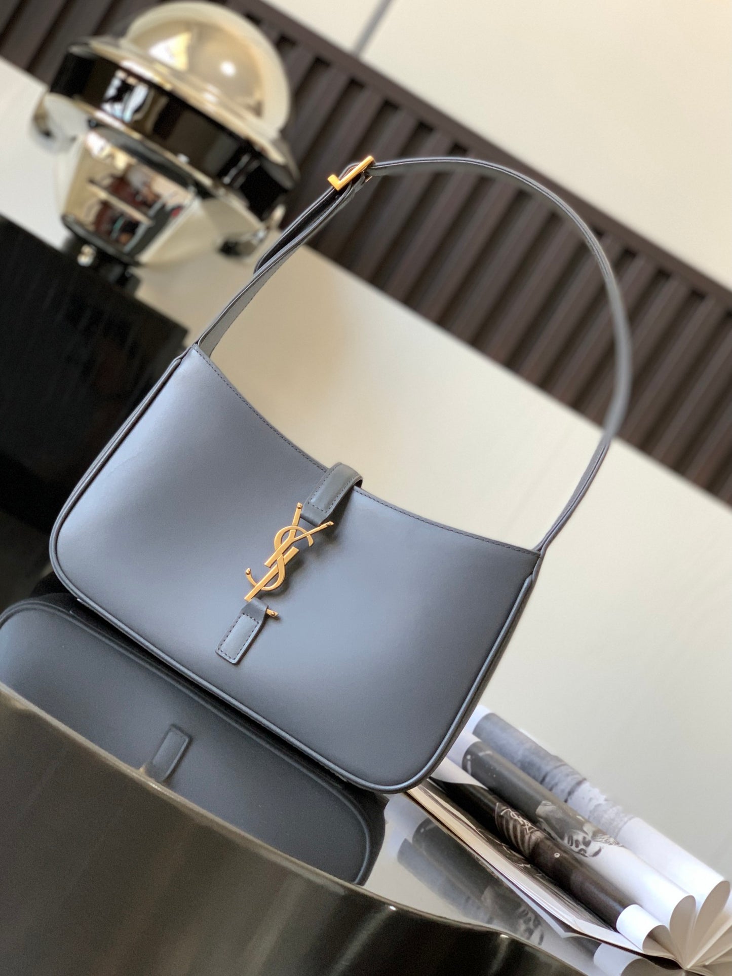 Bolso Le 5 a 7 Piel Gris 23 cm