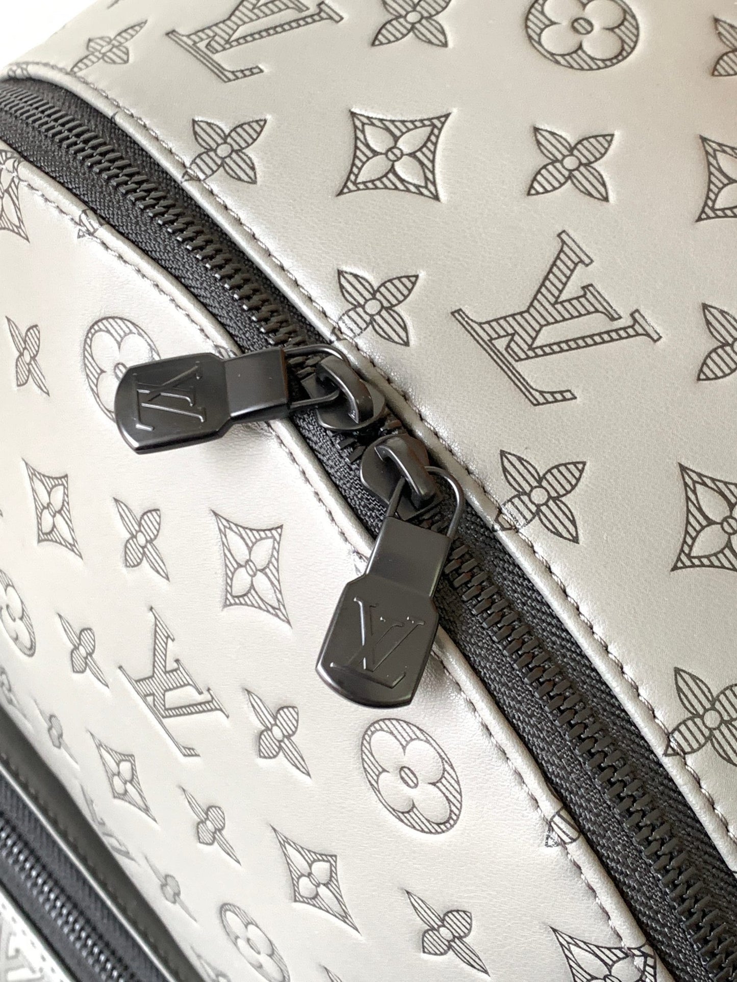 Mochila Racer Gris Monograma