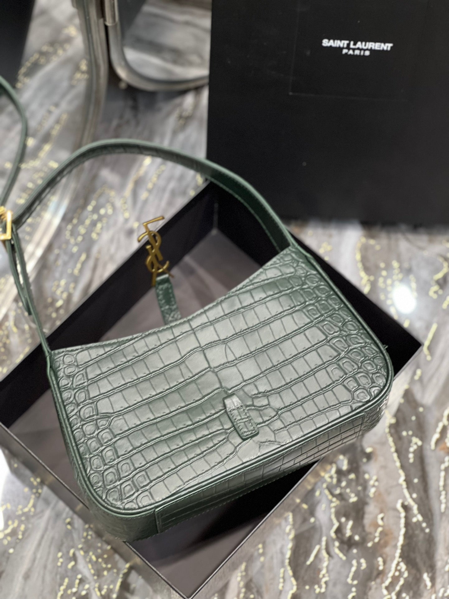 Bolso Hobo Le 5 a 7 Piel Cocodrilo Verde