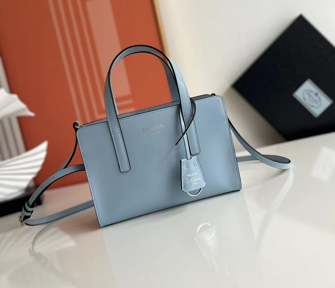 Minibolso Prada Re-Edition 1995 de piel Celeste