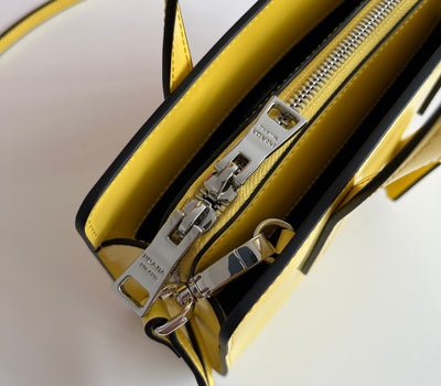 Minibolso Prada Re-Edition 1995 de piel Amarilla