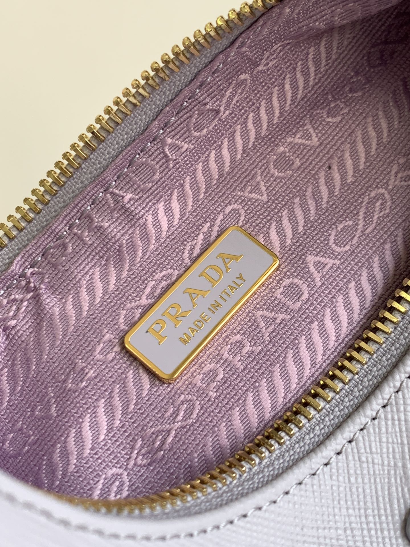 Bolso de piel Saffiano Prada Re-Edition 2005 Glicina