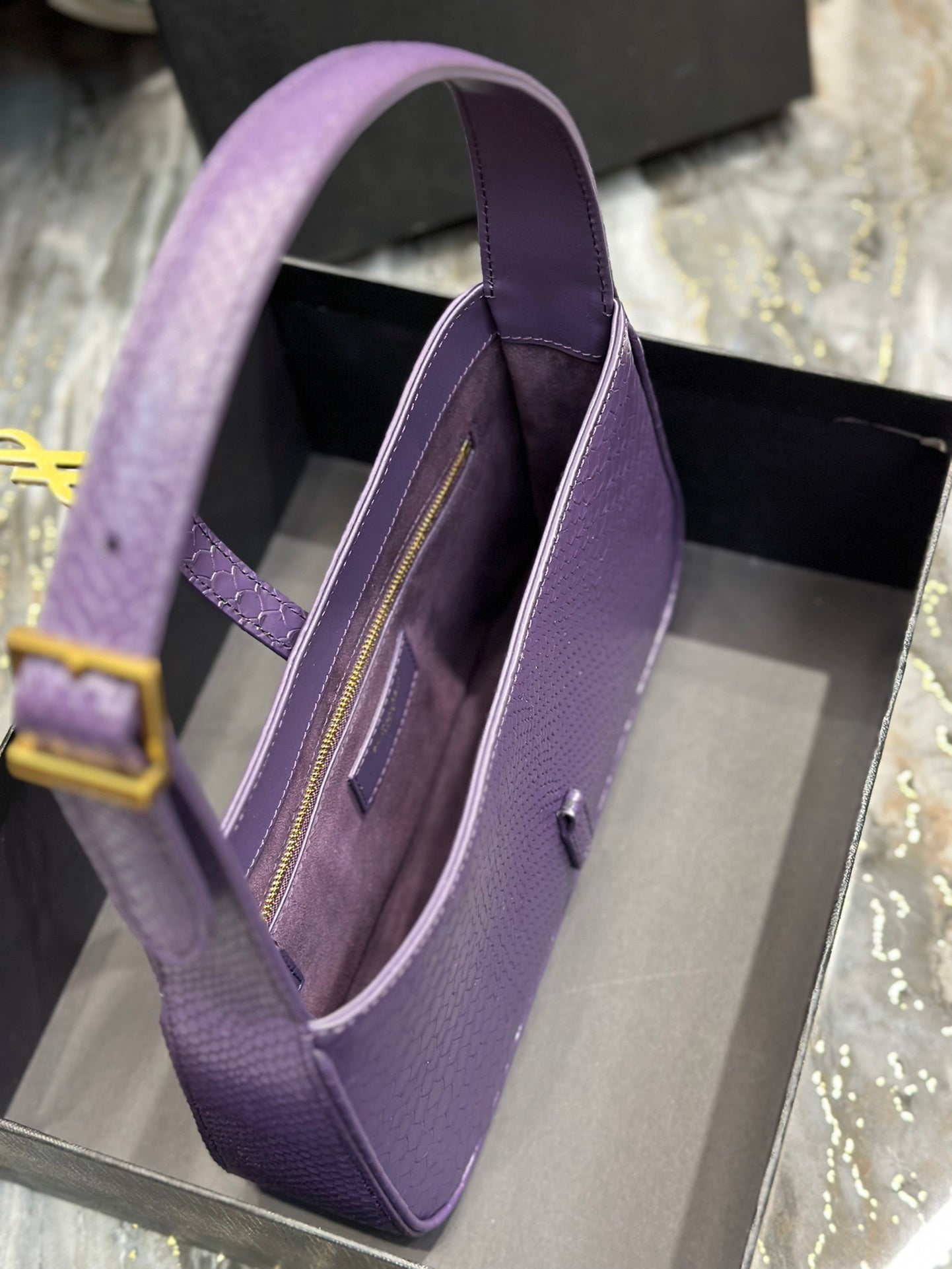 Bolso Hobo Le 5 a 7 Piel Pitón Lila
