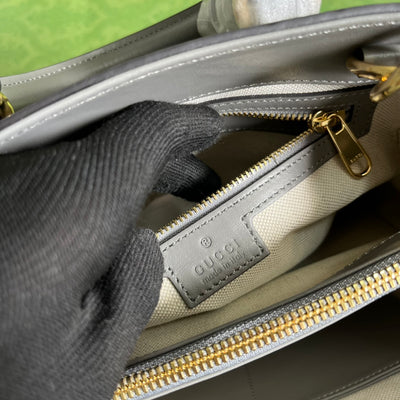 Minibolso de mano de matelassé con GG Gris
