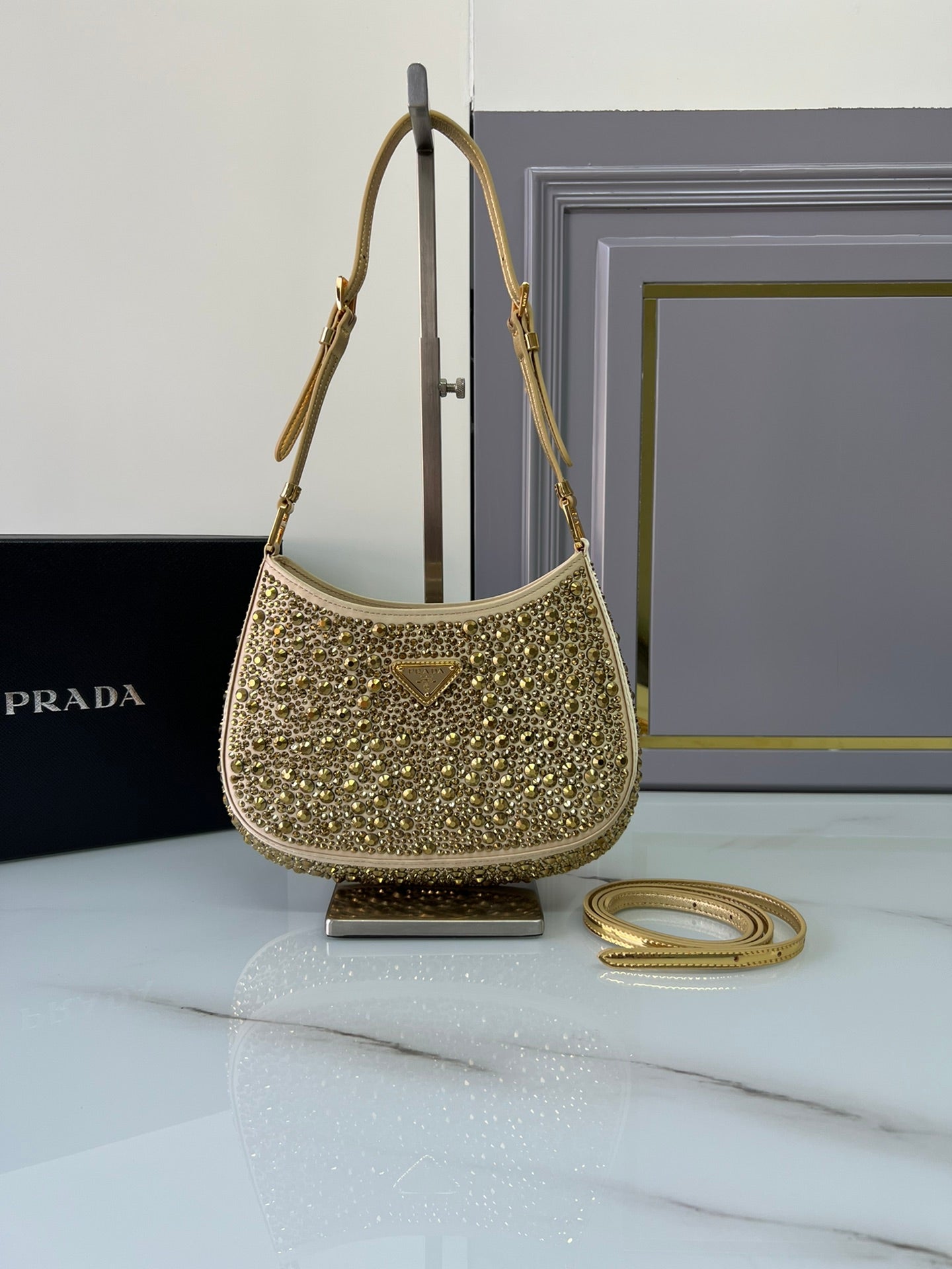 Bolso de satén Prada Cleo con cristales Dorado