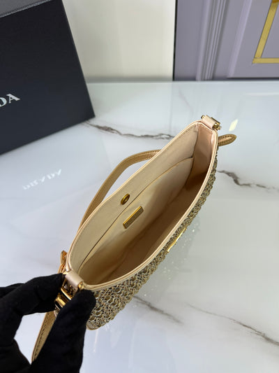 Bolso de satén Prada Cleo con cristales Dorado