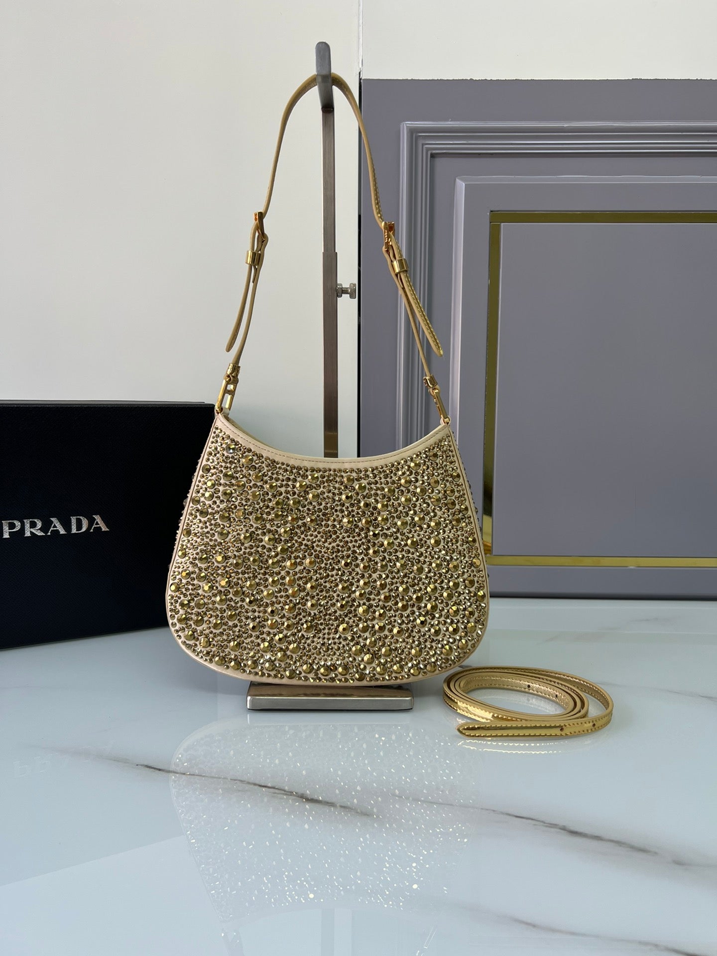 Bolso de satén Prada Cleo con cristales Dorado