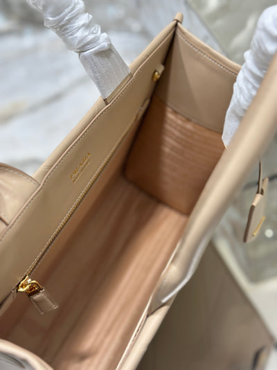 Bolso Prada Symbole pequeño con pespuntes Beige