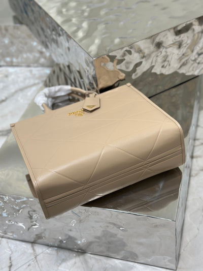 Bolso Prada Symbole pequeño con pespuntes Beige