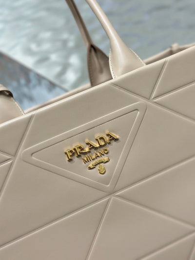 Bolso Prada Symbole pequeño con pespuntes Beige
