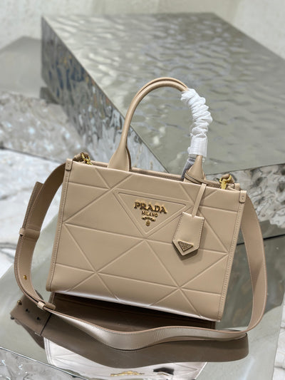 Bolso Prada Symbole pequeño con pespuntes Beige